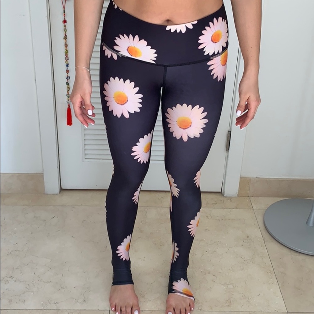 Teeki black yoga pants with daisys
